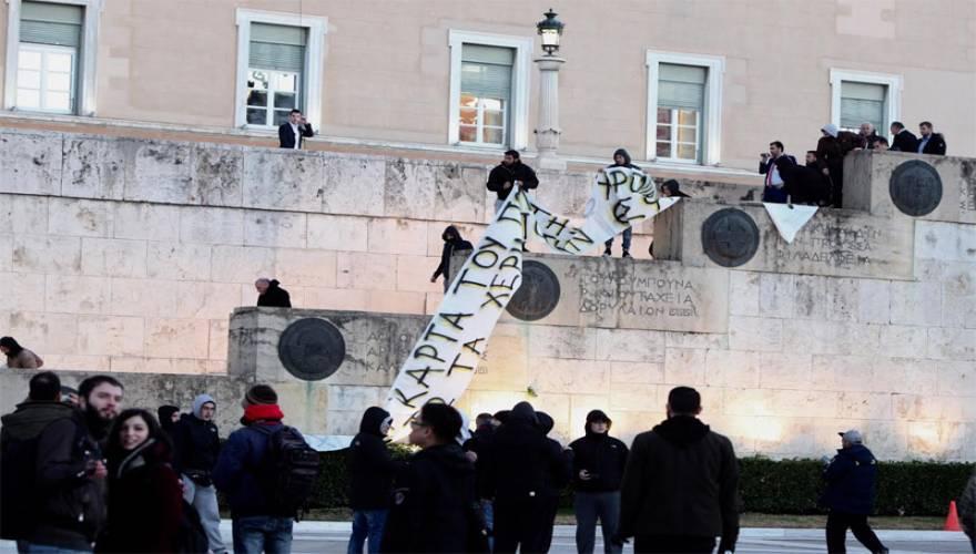 Συμπλοκές οπαδών της ΑΕΚ με ΜΑΤ μπροστά στη Βουλή - Αναρτήθηκε πανό «Κάτω τα χέρια από την Εσφιγμένου»  - Media