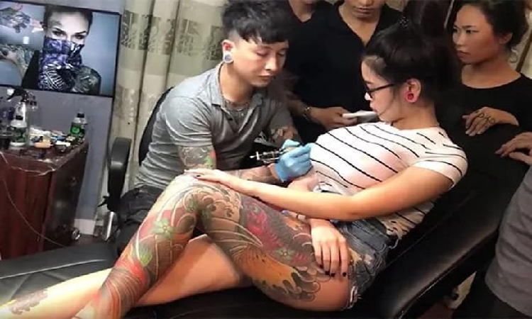 Μπουμ! «Έσκασε» το στήθος της την ώρα που έκανε τατουάζ (Video) - Media