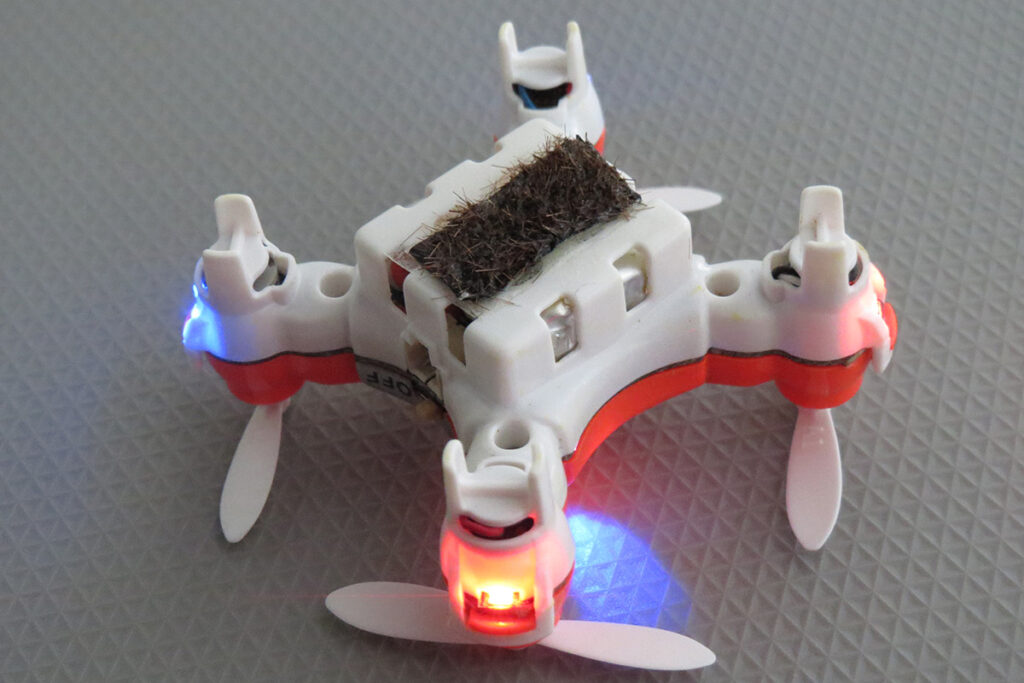 Drone-μέλισσα αναλαμβάνει να γονιμοποιήσει τα φυτά  - Media