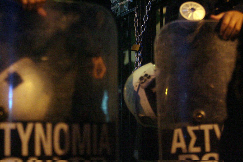 Επιθέσεις νεαρών σε διμοιρία των ΜΑΤ στα Εξάρχεια - Media