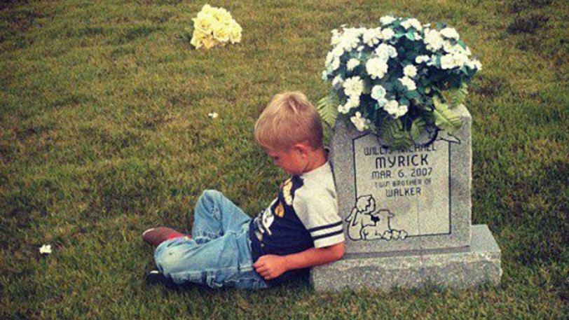 Συγκλονιστική ιστορία: Το παιδάκι που πηγαίνει στον τάφο του αδερφού του και του λέει για την ζωή του (Photo) - Media