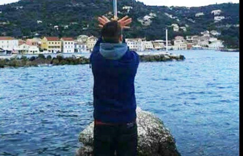 Απελάθηκε ο 17χρονος Αλβανός με τον «αετό» κάτω από την ελληνική σημαία στους Παξούς - Media