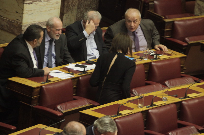Η βουλευτής που «τράβηξε» όλα τα φλας με το μαύρο φόρεμά της στη Βουλή (Photos) - Media