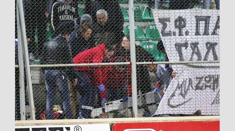 Έπεσε από την εξέδρα οπαδός του ΠΑΟΚ - Χτύπησε στο κεφάλι, μεταφέρθηκε στο νοσοκομείο Ξάνθης - Media