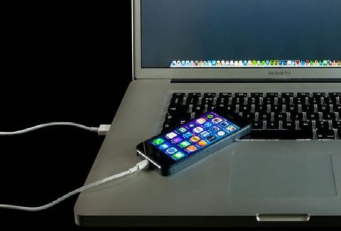 Ο μεγάλος κίνδυνος όταν φορτίζεις το κινητό από τον υπολογιστή - Media