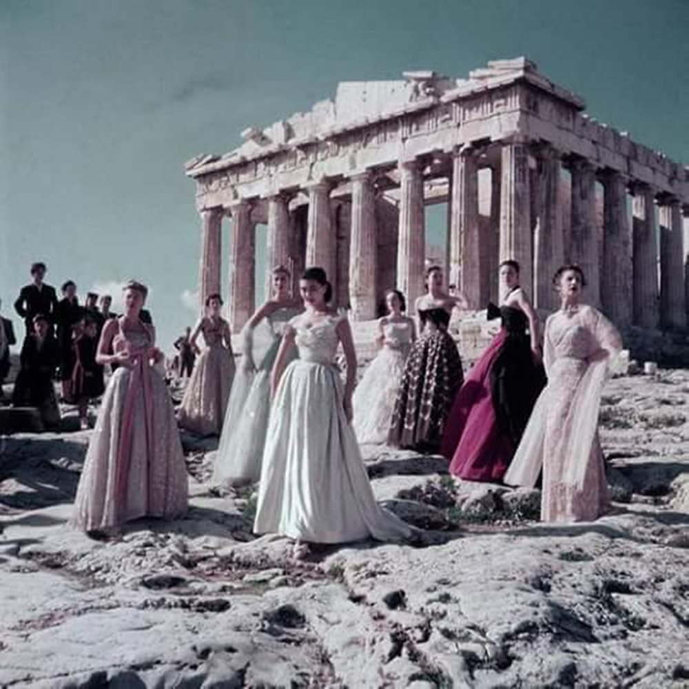 Κι όμως, το 1951 έκαναν επίδειξη στην Ακρόπολη τα μοντέλα του Christian Dior (Photo) - Media