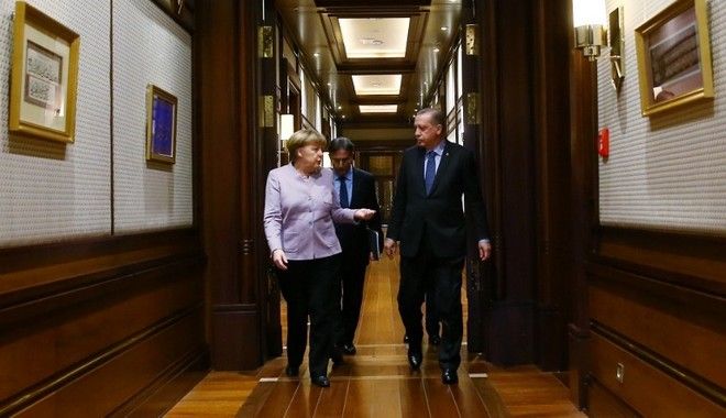 Τα παγωμένα χαμόγελα στην χειραψία Ερντογάν - Μέρκελ (Video) - Media