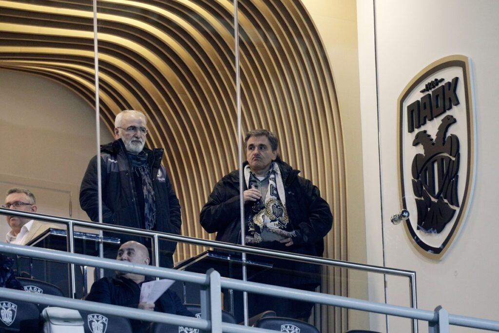Τσακαλώτος και Ιβάν Σαββίδης είδαν μαζί ΠΑΟΚ από τη σουίτα - Με κασκόλ του δικεφάλου ο υπουργός - Media