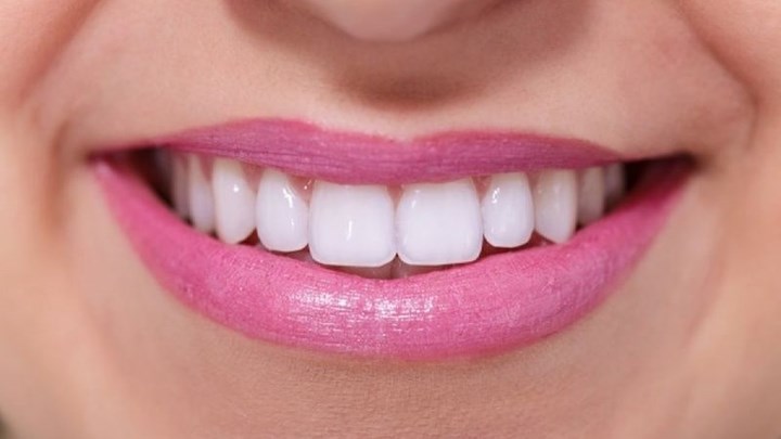 Πώς να λευκάνετε τα δόντια σας σε λιγότερο από 2 λεπτά! - Media