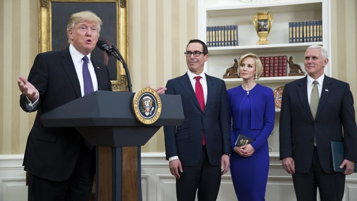 Η εντυπωσιακή σύντροφος του νέου «τσάρου» των ΗΠΑ - Έκλεψε την παράσταση στην ορκωμοσία (Photo) - Media