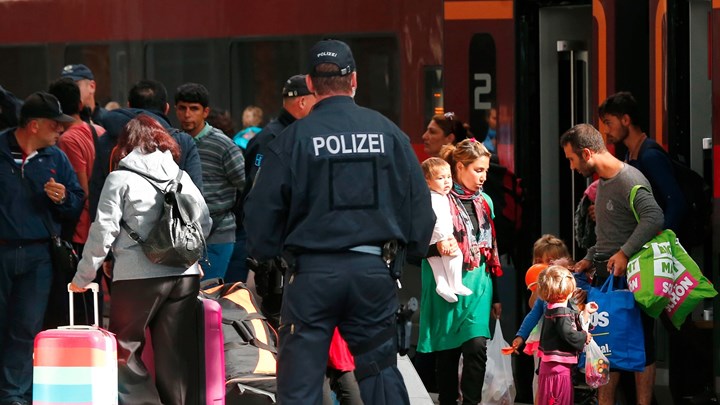 Big Brother η Γερμανία: Τα κινητά τηλέφωνα των προσφύγων θα παρακολουθούν οι Αρχές - Media