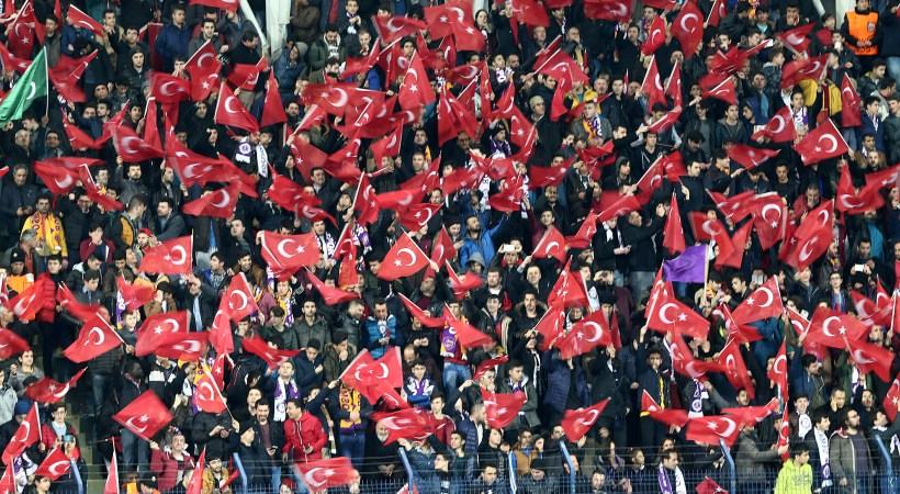 Tο πανό που σήκωσαν στα ελληνικά οι Τούρκοι οπαδοί - Στο ματς του Ολυμπιακού για το Europa (Photo) - Media