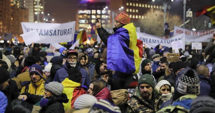 Οι μαζικότερες διαδηλώσεις από την πτώση του κομμουνισμού - Media