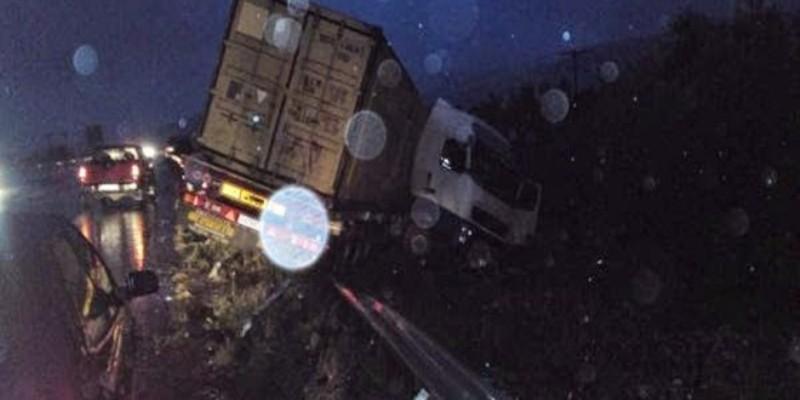 Νεκρός ο οδηγός της νταλίκας που έπεσε σε γκρεμό στην Εγνατία - Media