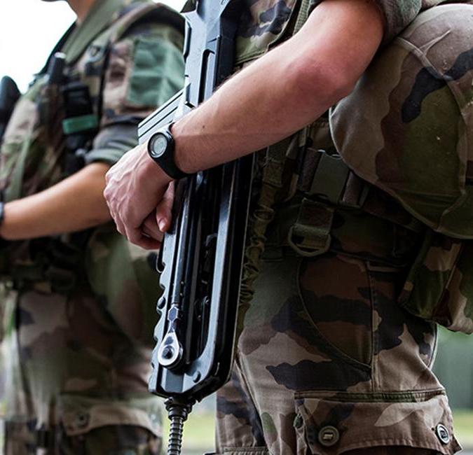 Σάλος από αδιανόητη γκάφα στρατιωτών: Τους κλέψανε τα όπλα ενώ έτρωγαν σε φαστφουντάδικο - Media