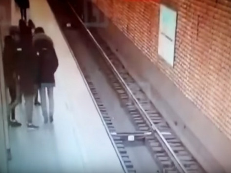 Ανατριχιαστικό βίντεο: Έσπρωξε τον φίλο του στις γραμμές του μετρό και τον σκότωσε (Video) - Media