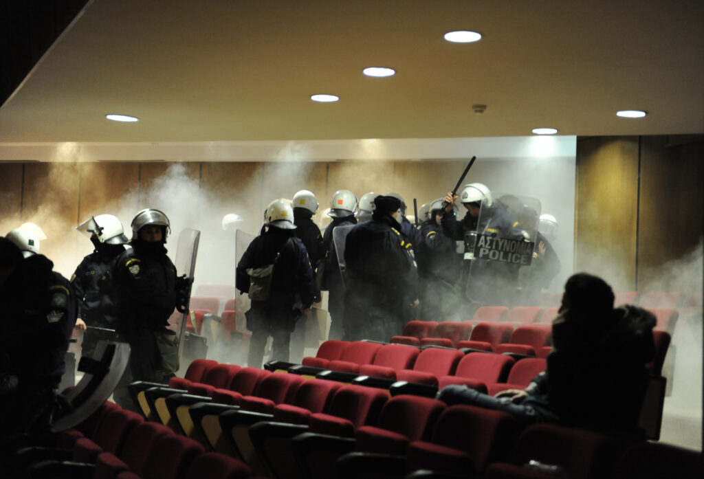 Πεδίο μάχης η δίκη της Χρυσής Αυγής - Χάος στο δικαστήριο (Photos) - Media