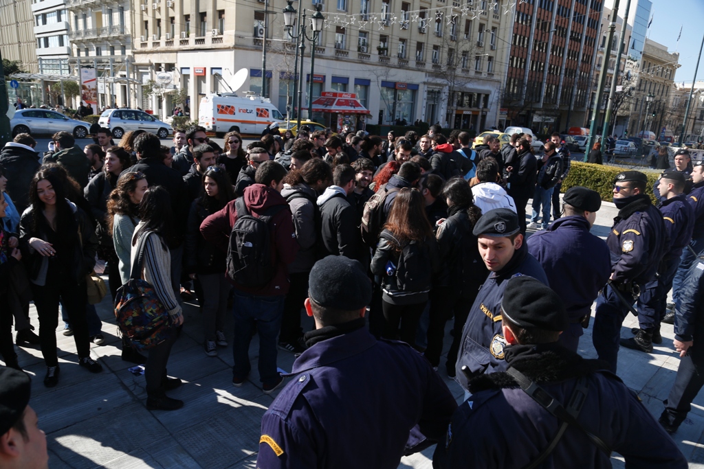 Διαμαρτυρία φοιτητών στα Προπύλαια για την αναγόρευση του Μοσκοβισί σε επίτιμο διδάκτορα του ΕΚΠΑ - Media