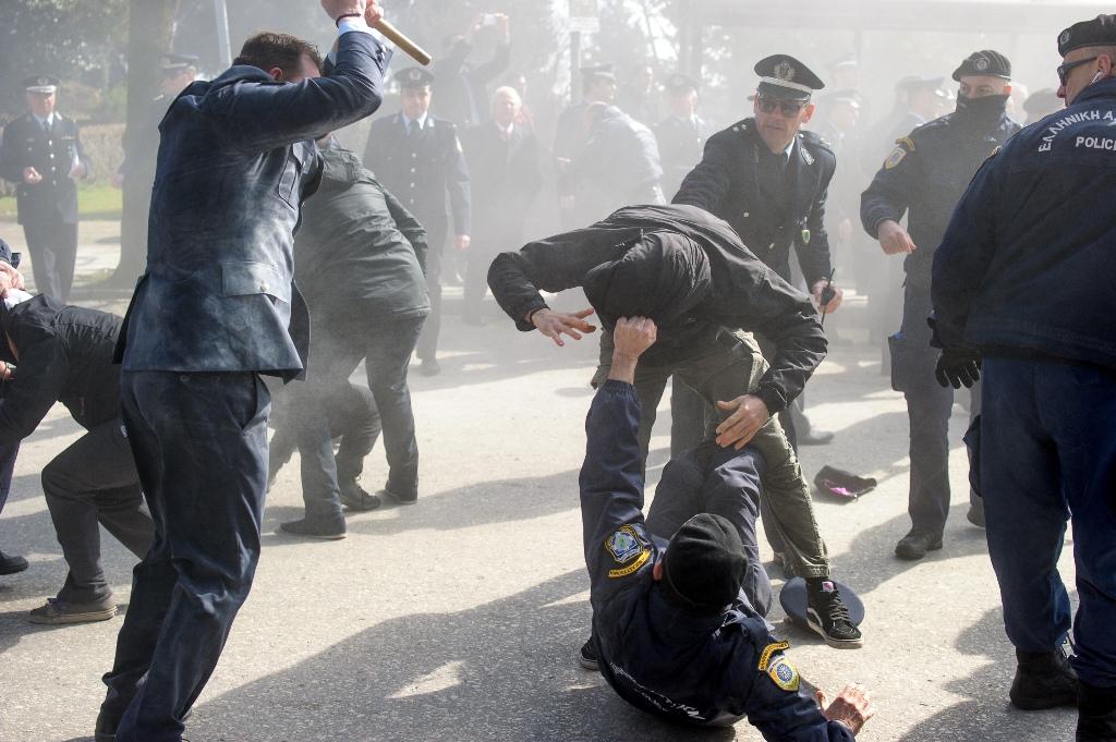 Απίστευτη αγριότητα στα Ιωάννινα: Αστυνομικός χτυπά με κοντάρι διαδηλωτή (Photos-Video) - Media