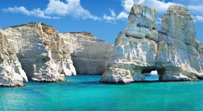 H Vogue αποθεώνει τη Μήλο: Κορυφαίο νησί, ανεξερεύνητος παράδεισος - Media