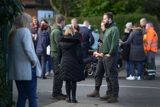 Αγγλία: Ένοπλος συνελήφθη έξω από σχολείο (Photos) - Media