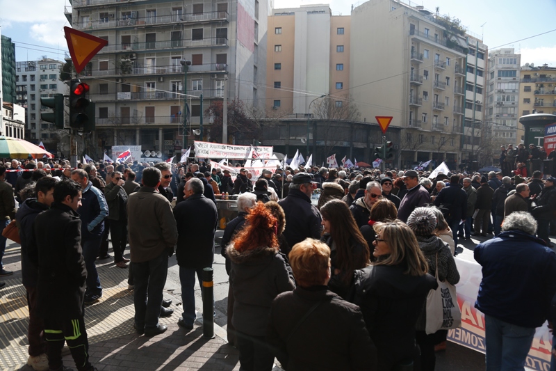 Σε εξέλιξη το συλλαλητήριο των αγροτών στην Πλατεία Βάθη - Θα ακολουθήσει πορεία στη Βουλή  - Media