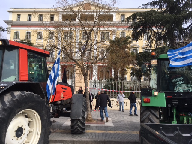 Θεσσαλονίκη: Οι αγρότες απέκλεισαν την είσοδο του γραφείου του Πρωθυπουργού (Photos - Video) - Media