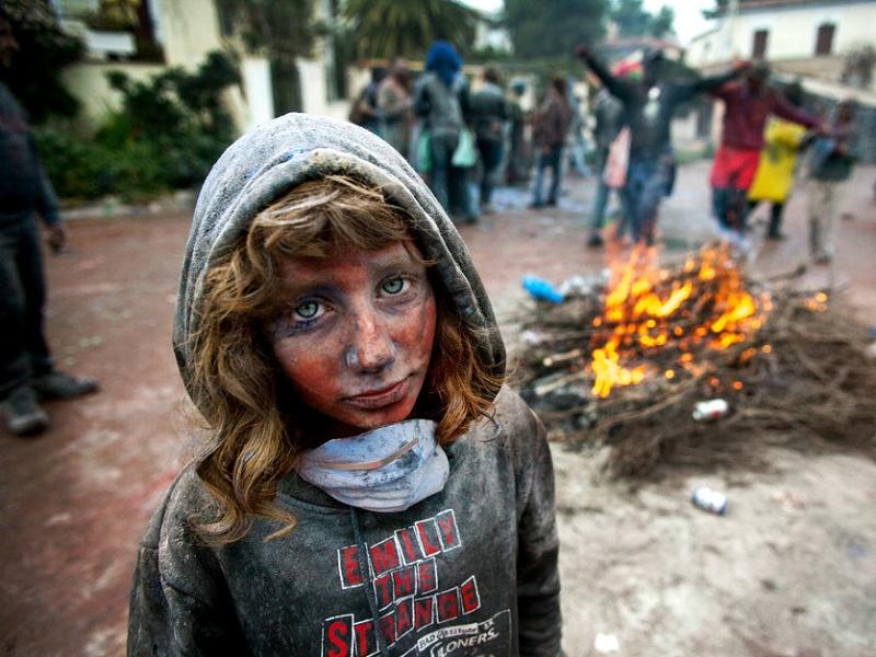 Αλευρομουτζούρωμα: Το έθιμο του 1800 (Photos) - Media