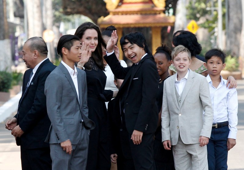 Στην Καμπότζη με τα παιδιά της η Αντζελίνα Τζολί – Η κόρη της Σίλο συνεχίζει να αυτοπροσδιορίζεται ως αγόρι (Photos) - Media