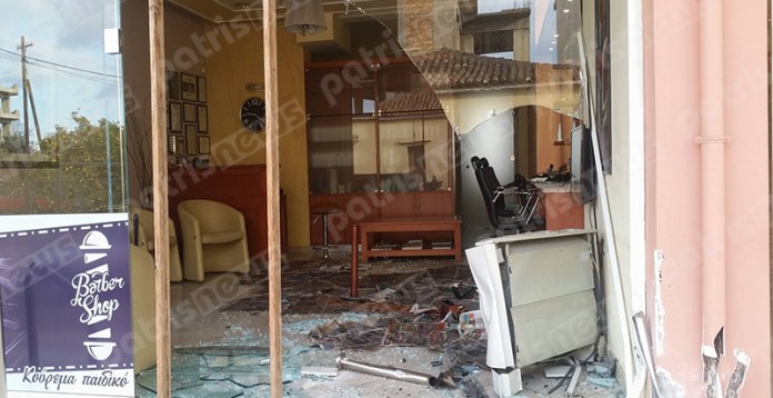 Αυτοκίνητο μπήκε μέσα σε κουρείο (Photos) - Media