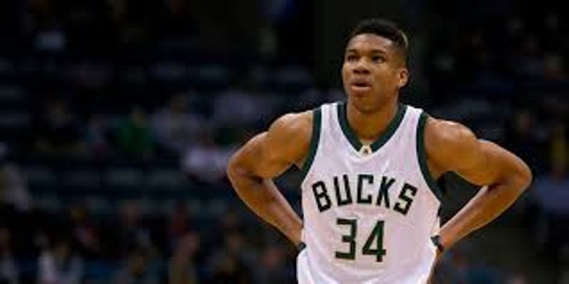 Αυτή είναι η κοπέλα του Αντετοκούνμπο - Το οn camera φιλί (Video) - Media