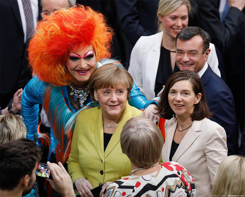 Η δίμετρη Ολίβια που έκλεψε την παράσταση από τη Μέρκελ (Photos-Video) - Media