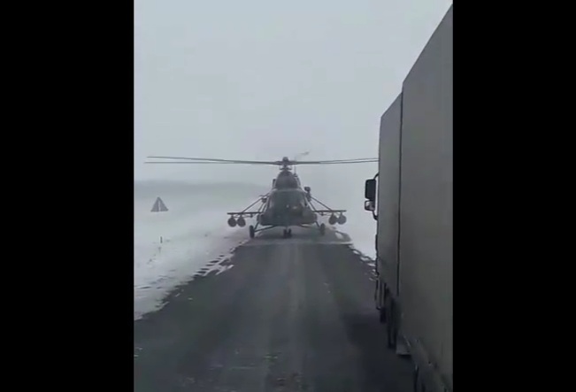 Απίστευτο: Προσγειώθηκε στο δρόμο με το ελικόπτερο για να ζητήσει οδηγίες (Video) - Media