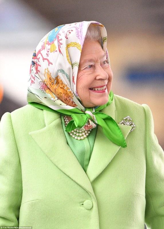 Ανατροπή: Δημοσιογράφος κατηγορεί τη Βασίλισσα Ελισάβετ για… εξισλαμισμό! ( Photos - Video) - Media
