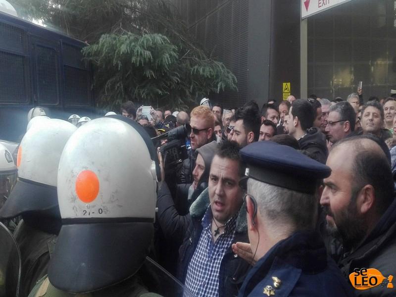 Ένταση και παρέμβαση των ΜΑΤ στη Θεσσαλονίκη: Αγρότες σήκωσαν το κιγκλίδωμα και πέρασαν στη ΔΕΘ (Videos) - Media