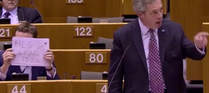 Απίστευτο τρολάρισμα Βρετανού ευρωβουλευτή στον Φάρατζ (Photo) - Media