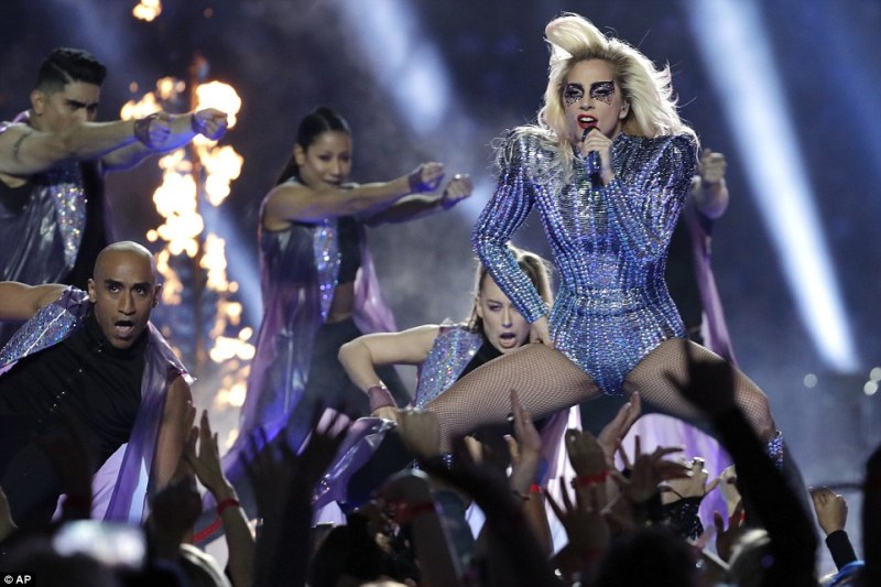 Η Lady Gaga «μάγεψε» στο ημίχρονο του Super Bowl (Photos - Video) - Media Gallery 3