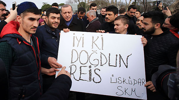 Λατρεία για τον Ερντογάν- Έκλεισε τα 63 και του ευχήθηκαν χρόνια πολλά! (Video) - Media