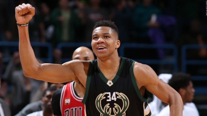 Ο Αντετοκούνμπο καρφώνει πάνω από την Ακρόπολη - Το Video που έφτιαξαν για τον Greek Freak - Media