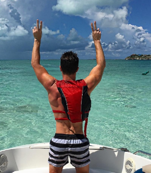 Γνωστός ηθοποιός αποκάλυψε τις σεξουαλικές του προτιμήσεις: Φωτογραφήθηκε με τον σύντροφο του στο κρεβάτι - Media