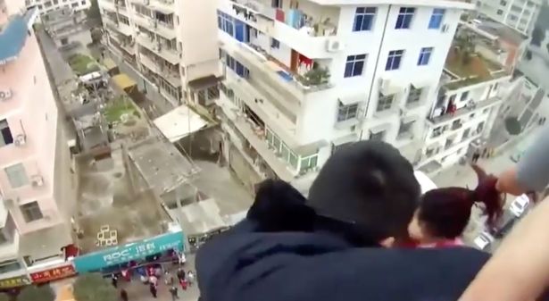 Παραλίγο τραγωδία: Προσπάθησε να αυτοκτονήσει πηδώντας από τον 7ο όροφο - Δε θα πιστέψετε πως σώθηκε(Video) - Media