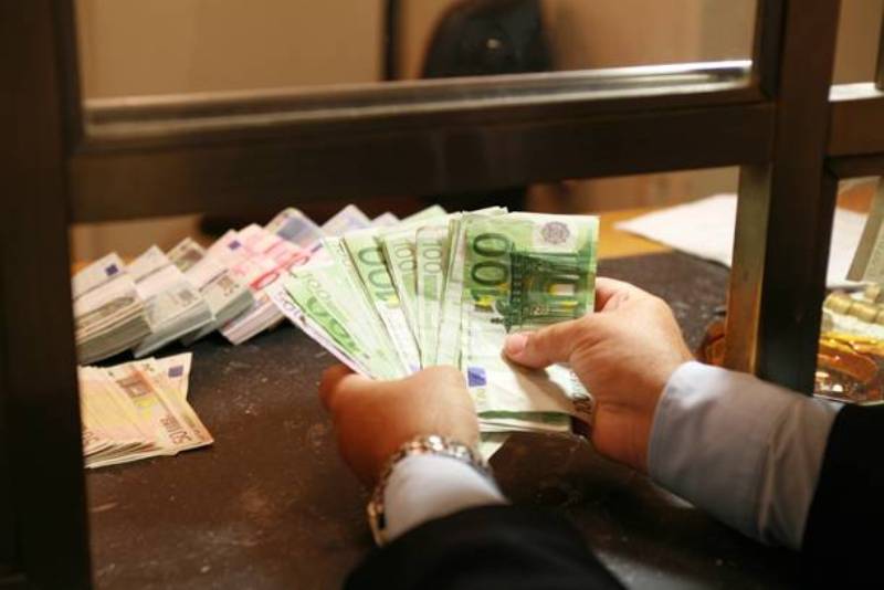 Μειώνονται οι τραπεζικές καταθέσεις  - Media