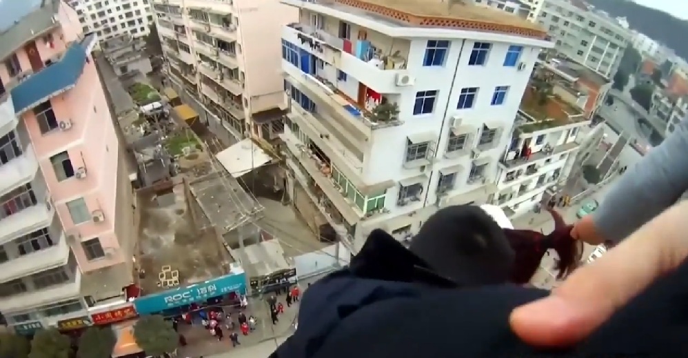 Τον ευγνωμονεί επειδή την άρπαξε από τα… μαλλιά (Video) - Media