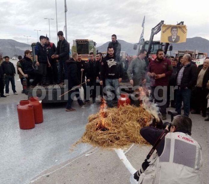 Διαμαρτυρία αγροτών στον Τύρναβο: Έχυσαν γάλα και έβαλαν φωτιά (Photos) - Media