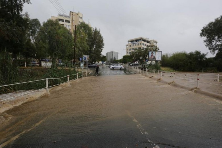 Σε κίνδυνο μητέρα και παιδί από καταρρακτώδη βροχή στη Λευκωσία - Media