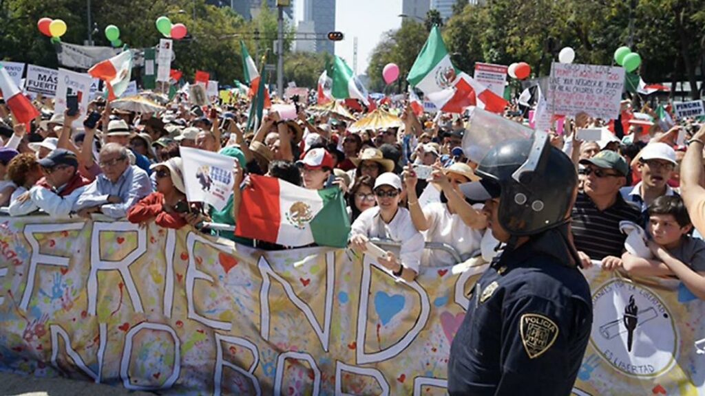 Μεγαλειώδεις διαδηλώσεις στο Μεξικό κατά του Τράμπ (Video) - Media