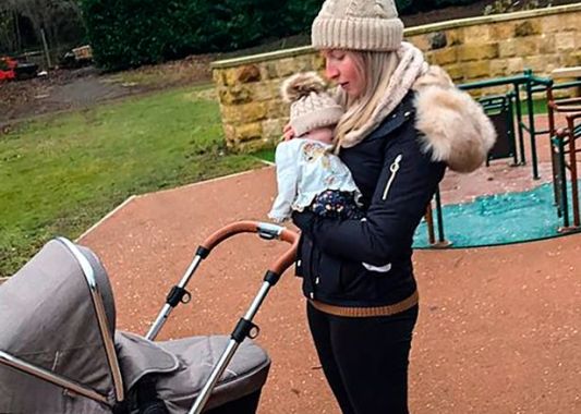 Συγκλονιστική ιστορία:  Για 16 μέρες πήγαινε βόλτα  στο πάρκο τη νεκρή κόρη της (Photos) - Media