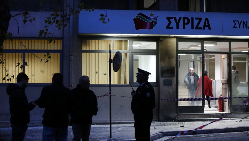 Τραυματίστηκε αστυνομικός στην επίθεση στην Κουμουνδούρου - 35 προσαγωγές - Media