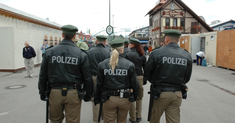 Συναγερμός στο Μόναχο: Άνδρας απήγαγε δύο παιδιά και έπεσε με το αυτοκίνητό του σε πλήθος - Δύο τραυματίες - Media