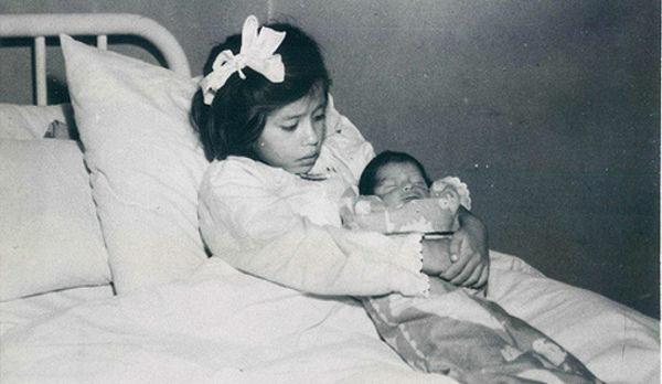 Η απίστευτη ιστορία του κοριτσιού που έγινε μητέρα στα 5 της χρόνια! (Photos) - Media
